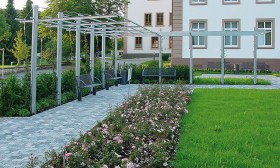 Pergola mit Ecklösung zur Beschattung von Parkbänken