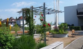 Pergola als Gestaltungselement und Sonnenschutz für einen Sitzplatz. 