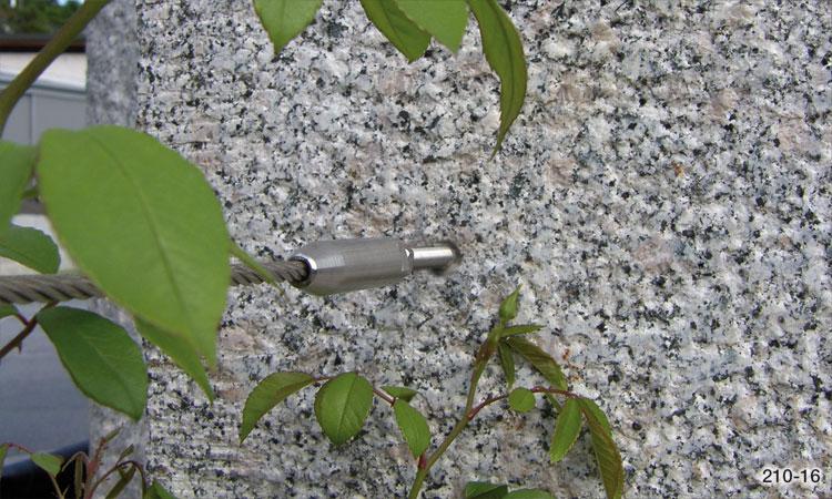Edelstahlseile zwischen Granitstelen, Naturstein- oder Betonmauern