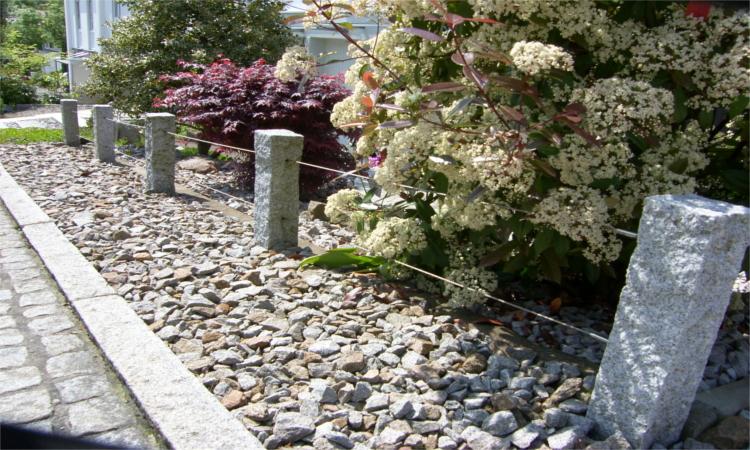 Edelstahlseile zwischen Granitstelen, Naturstein- oder Betonmauern