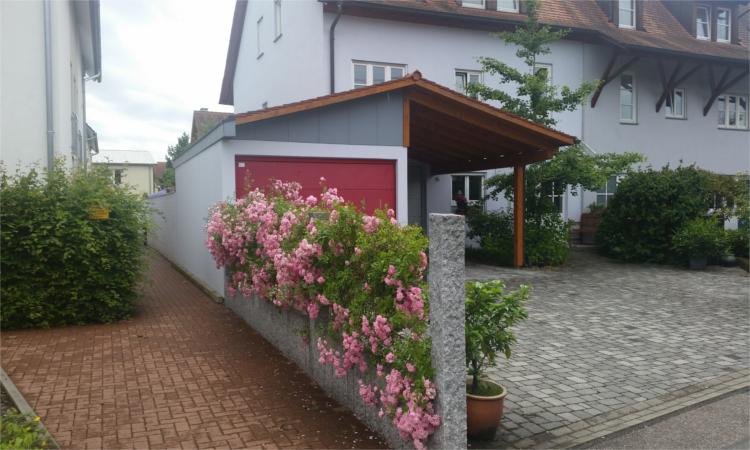 Edelstahlseile zwischen Granitstelen, Naturstein- oder Betonmauern