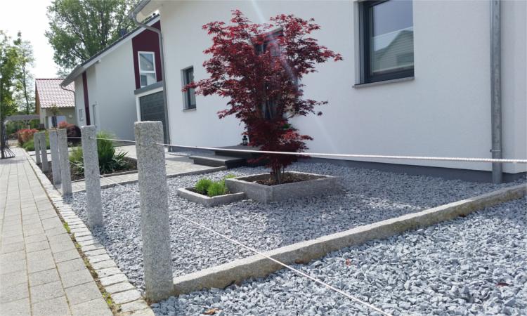 Edelstahlseile zwischen Granitstelen, Naturstein- oder Betonmauern