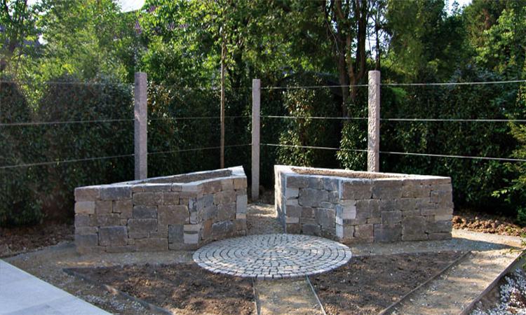Edelstahlseile zwischen Granitstelen, Naturstein- oder Betonmauern