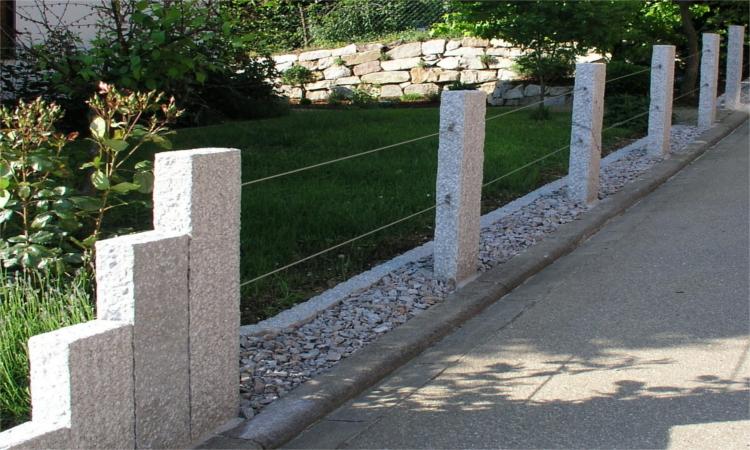 Edelstahlseile zwischen Granitstelen, Naturstein- oder Betonmauern